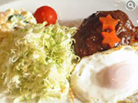 目玉焼きのせ煮込みハンバーグ